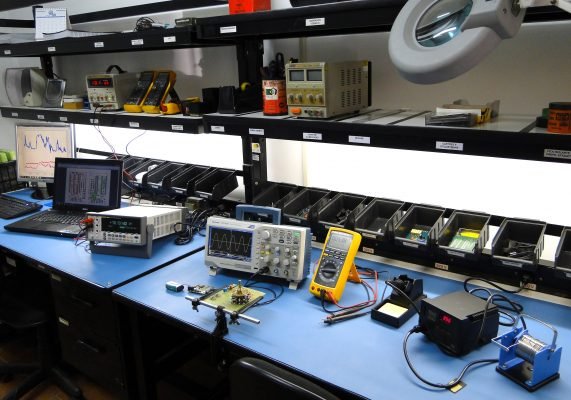 Bancada e equipamentos do laboratório de manutenção da VM Imports