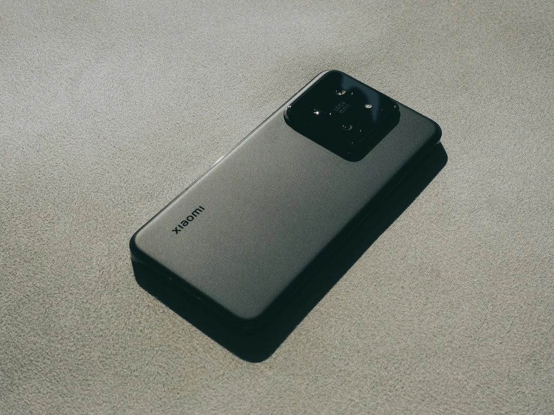 Smartphone Xiaomi cinza fotografado sobre uma superfície clara